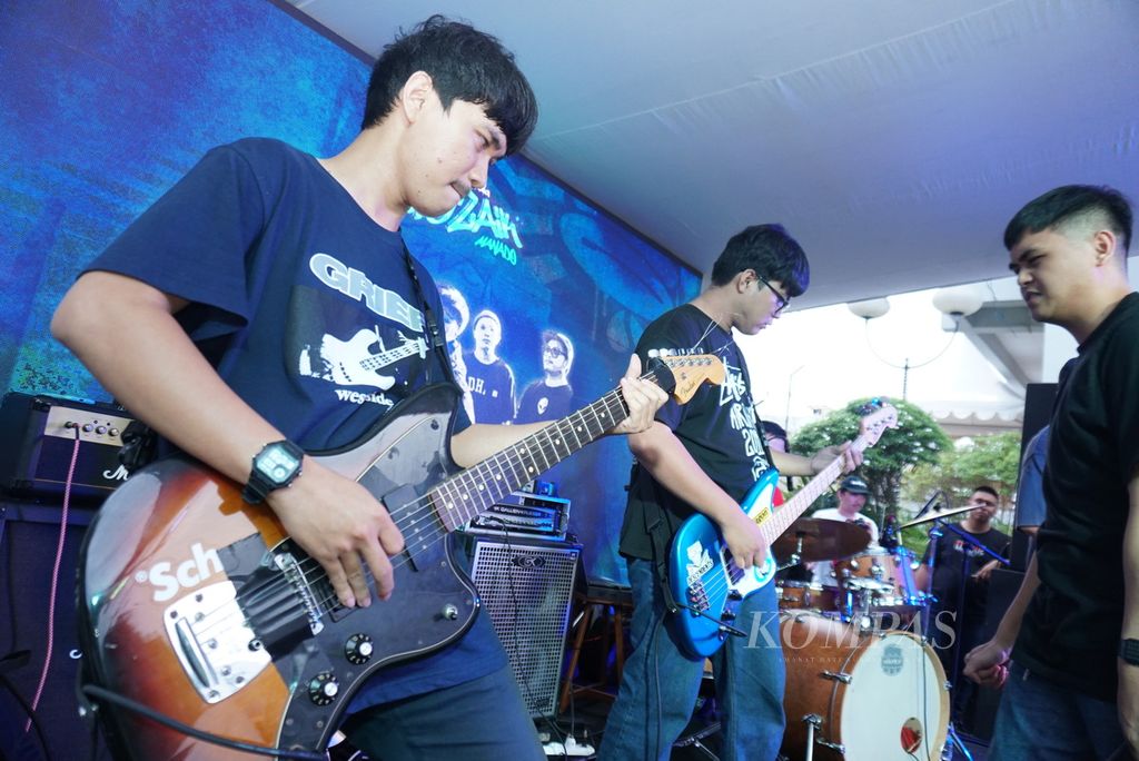 Crushing Grief, grup musik Pop Punk asal Manado, Sulawesi Utara, tampil, Sabtu (22/10/2022), di halaman Toko Buku Gramedia Manado dalam perhelatan Mozaik.