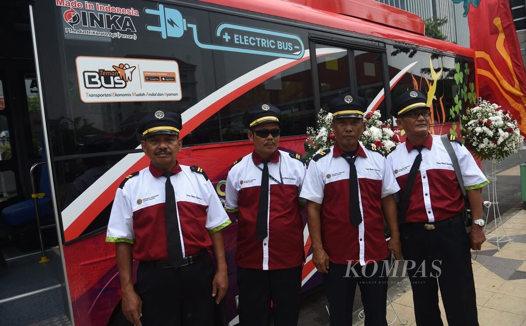 Awak bus listrik berfoto bersama saat Peluncuran Gerakan Nasional Kembali ke Angkutan Umum dan Launching Koridor 3 BTS Trans Semanggi Bus Listrik di Balai Pemuda, Kota Surabaya, Jatim, Selasa (20/12/2022).