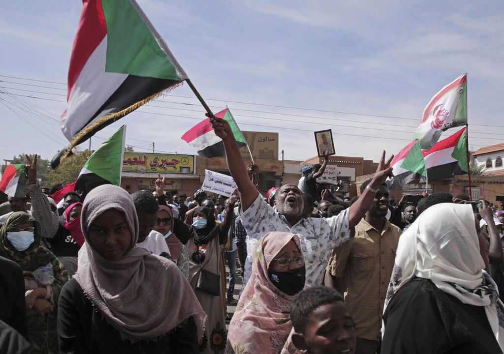Warga Sudan meneriakkan beragam seruan saat unjuk rasa menentang kudeta militer Oktober 2021. Unjuk rasa itu digelar di Khartoum pada Minggu (2/1/2022).