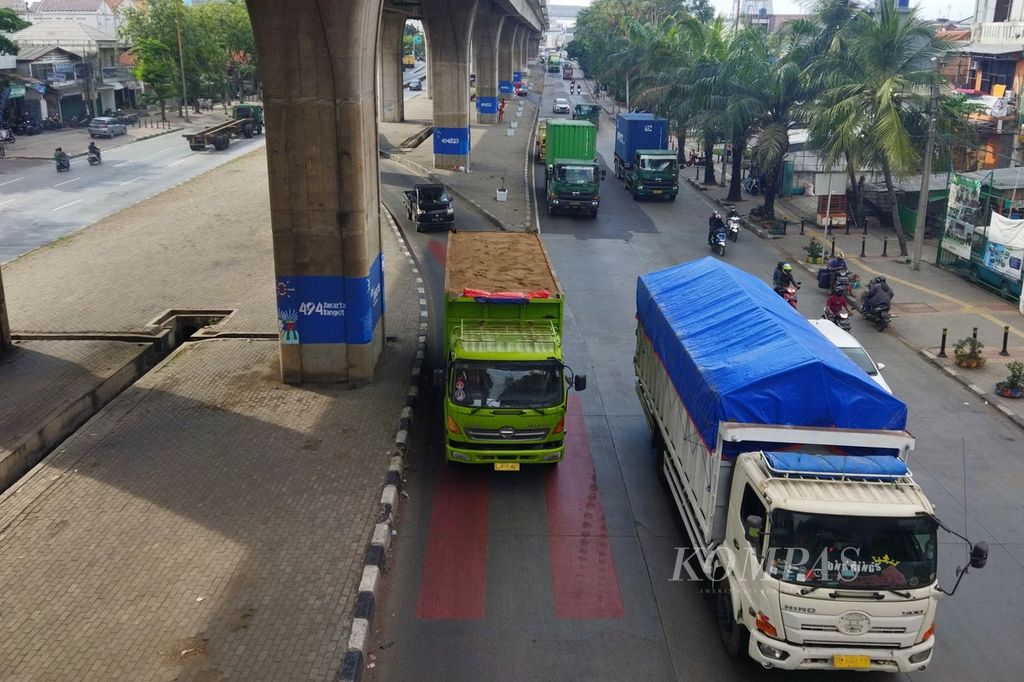 Sejumlah kendaraan dan truk melintas di Jalan Bugis, Kebun Bawang, Jakarta Utara, Selasa (7/6/2022). Tren aksi nekat sekelompok remaja menghentikan truk di jalan raya meresahkan para sopir truk.