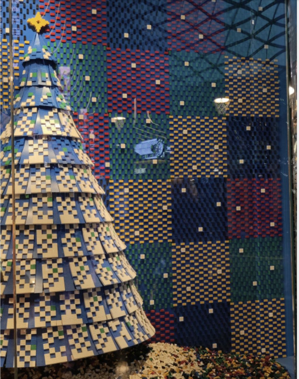 Pohon Natal yang terbuat dari bata Lego terpajang di salah satu sudut Bandara Internasional Hamad di Doha, Qatar.