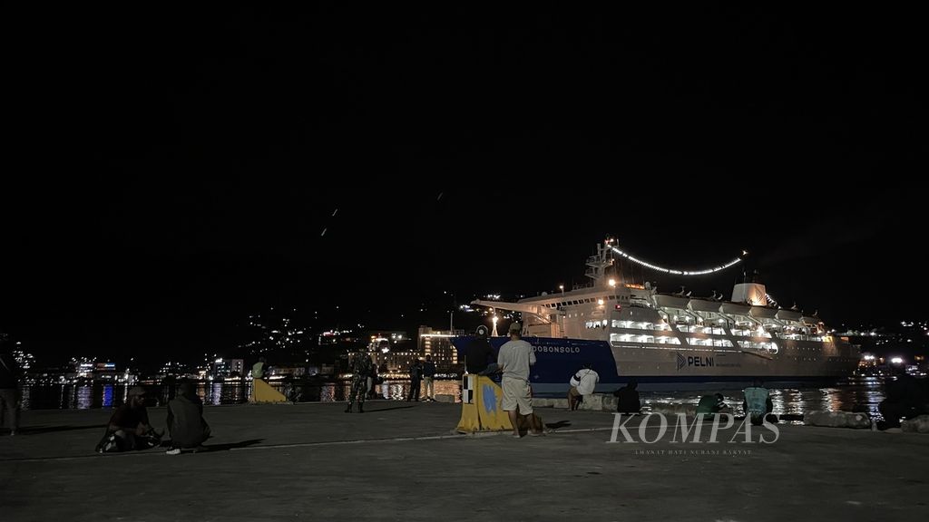 KM Dobonsolo saat hendak bersandar di Pelabuhan Jayapura, Kota Jayapura, Papua, Rabu (27/3/2024).