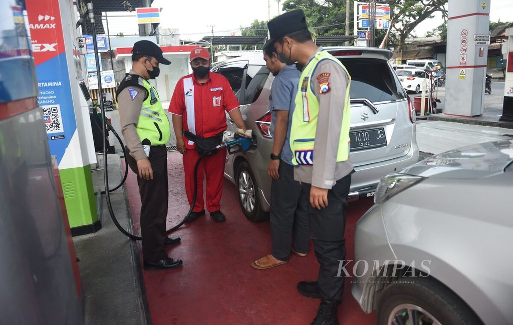 Petugas Kepolisian Sektor Singosari mengecek pengisian BBM pascakenaikan harga yang baru diberlakukan di salah satu SPBU di Kabupaten Malang, Jawa Timur, Sabtu (3/9/2022). 