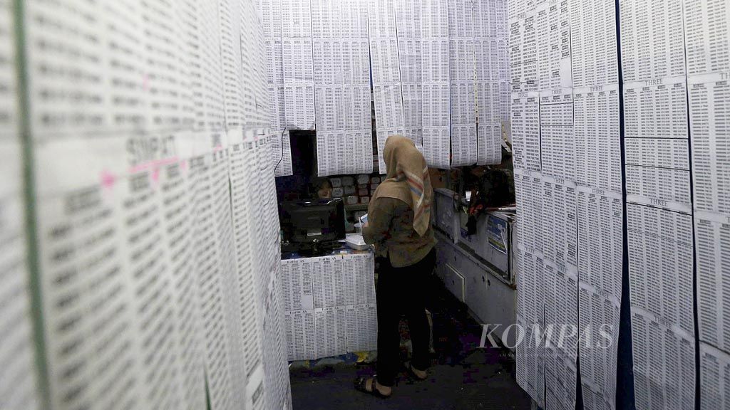 Pegawai gerai penjualan kartu perdana prabayar di sebuah pusat perbelanjaan elektronik di kawasan Jakarta Barat tengah menunggu pembeli, Senin (30/10). Mulai hari ini, pemerintah resmi memberlakukan registrasi nomor pelanggan kartu prabayar jasa telekomunikasi yang divalidasi dengan data tunggal kependudukan.