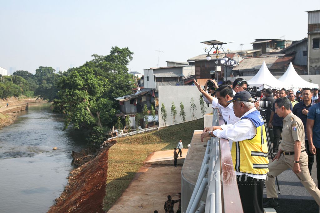Presiden Joko Widodo melihat sodetan Kali Ciliwung-Kanal Banjir Timur yang baru saja diresmikan di kawasan Bidara Cina, Jakarta Timur, Senin (31/7/2023). Sodetan ini akan mengurangi risiko banjir di beberapa kawasan yang dilewati aliran Kali Ciliwung, seperti Kampung Melayu dan Manggarai.