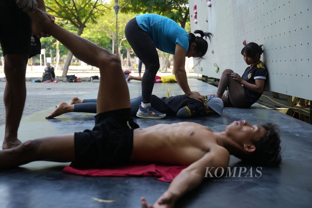 Atlet panjat tebing dari Aspar Jaelolo Climbing Club (AJCC) peregangan setelah berlatih nomor kecepatan di Hotel Santika Premiere, Kota Harapan Indah, Kota Bekasi, Jawa Barat, Rabu (14/8/2024). Sebanyak 19 atlet panjat tebing dari Jawa Barat, Sulawesi Tengah, dan Kalimantan Tengah berlatih di Aspar Jaelolo Climbing Club. 