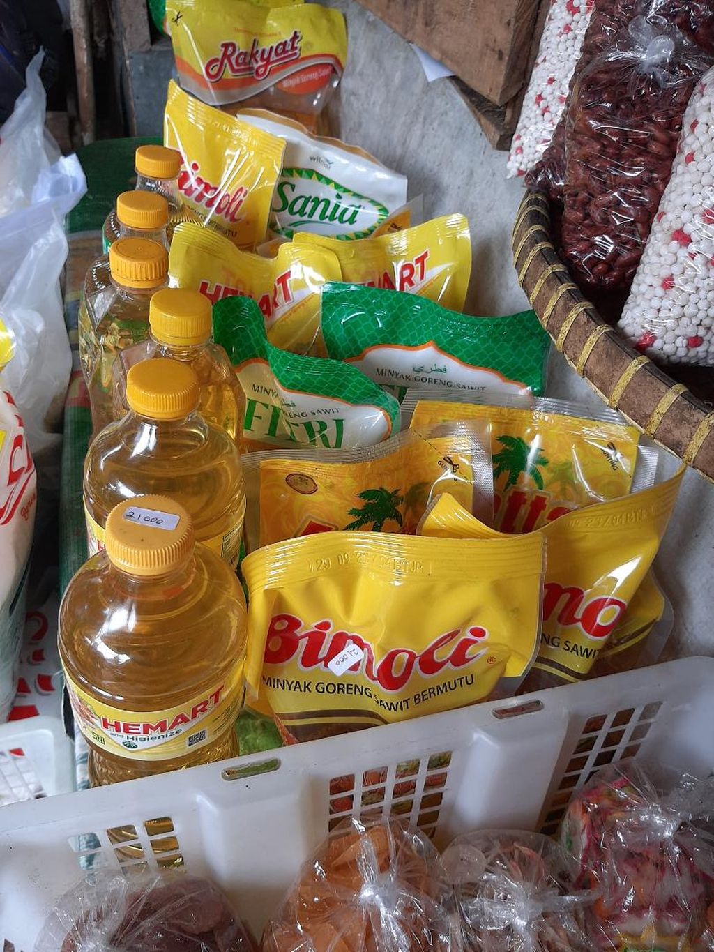 Packaged cooking oil of various brands has a price tag above IDR 14,000 per liter, at a kiosk in Rejowinagun Market, Magelang City, (21/1/2022).