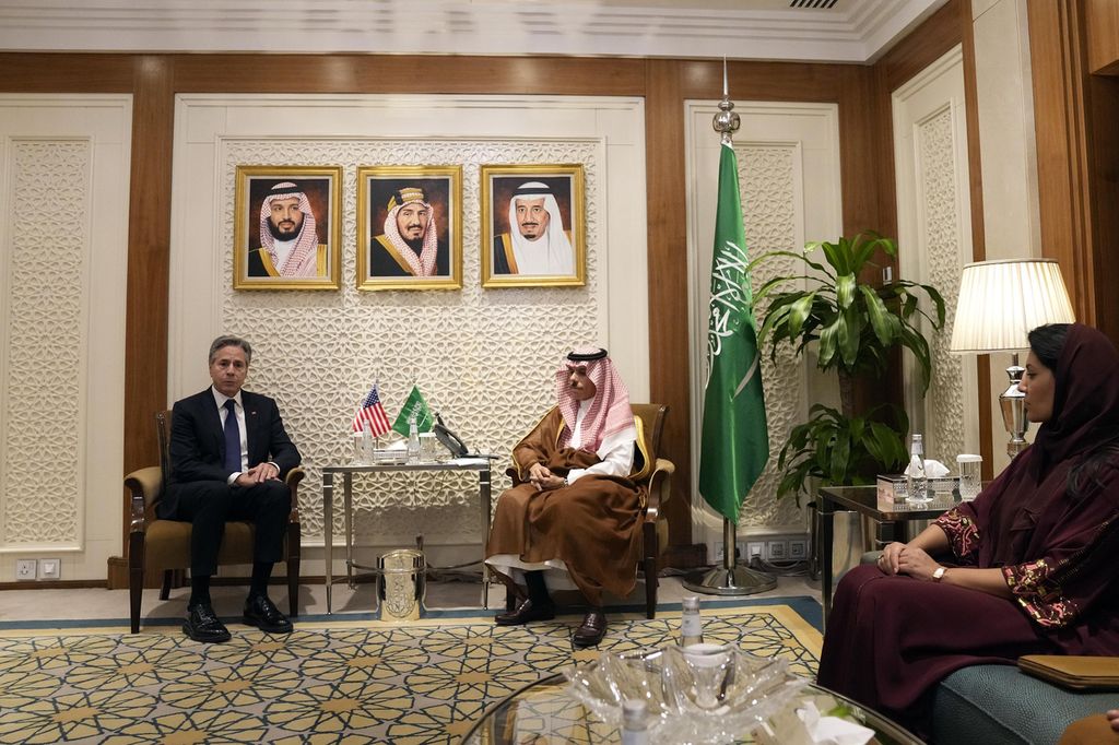 Menteri Luar Negeri Amerika Serikat Antony Blinken (kiri) bertemu dengan Menlu Arab Saudi Pangeran Faisal bin Farhan di Riyadh, Arab Saudi, Sabtu (14/10/2023). 