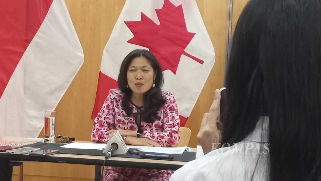 Menteri Perdagangan Internasional, Promosi Ekspor, Usaha Kecil dan Pembangunan Ekonomi Kanada Mary Ng saat berbicara dalam konferensi pers yang digelar di Kedutaan Besar Kanada di Jakarta, Rabu (12/10/2022).