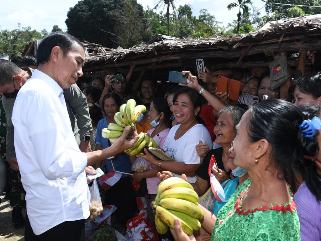 Di Pasar Alasa, Nias Utara, Sumatera Utara, Rabu (6/7/2022), Presiden Jokowi membeli beberapa bahan pangan sembari memantau harga-harga komoditas.