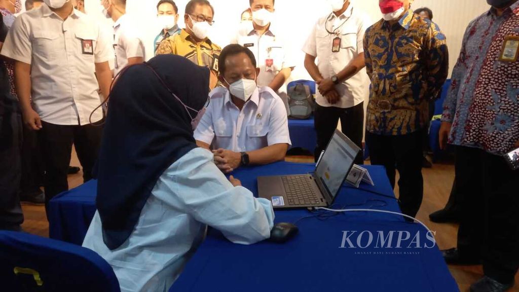 Menteri Dalam Negeri Tito Karnavian melaporkan Surat Pemberitahuan Tahunan (SPT) pajak di Kantor Pelayanan Pajak (KPP) Pratama Mampang Prapatan, Jakarta Selatan, Rabu (9/3/2022). 