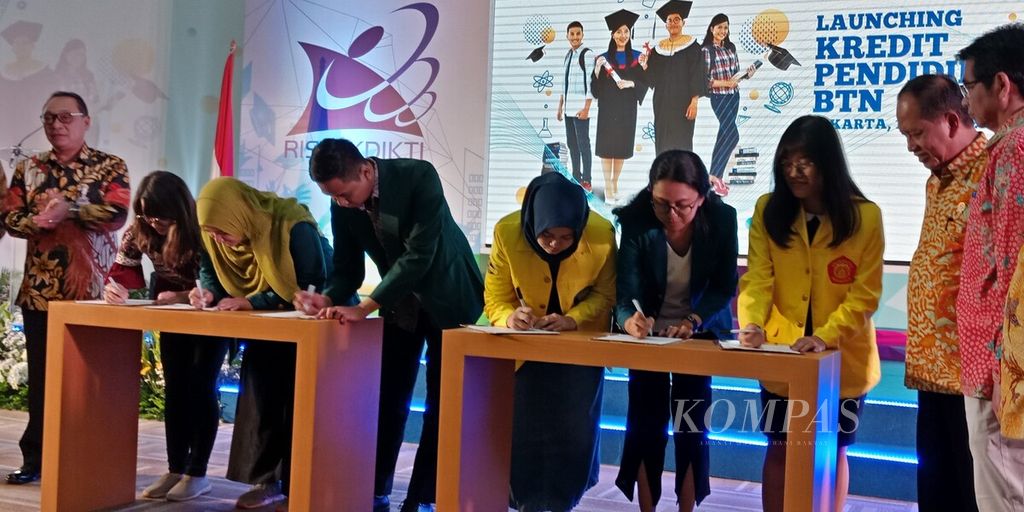 Sejumlah mahasiswa dari berbagai perguruan tinggi negeri menandatangani peminjaman kredit pendidikan dari Bank Tabungan Negara di Jakarta, Selasa (10/4/2018).