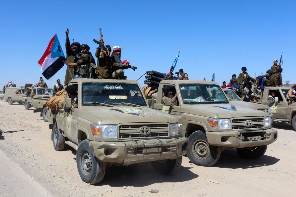 MIsili pro pemerintah Yaman yang didukung Uni Emirat Arab, Brigade Raksasa, tengah berpawai di pinggiran kota Ataq, di Aden. Mereka sedang menuju garis depan untuk bertempur melawan milisi Houthi yang didukung Iran. Foto diambil pada Jumat (28/1/2022).