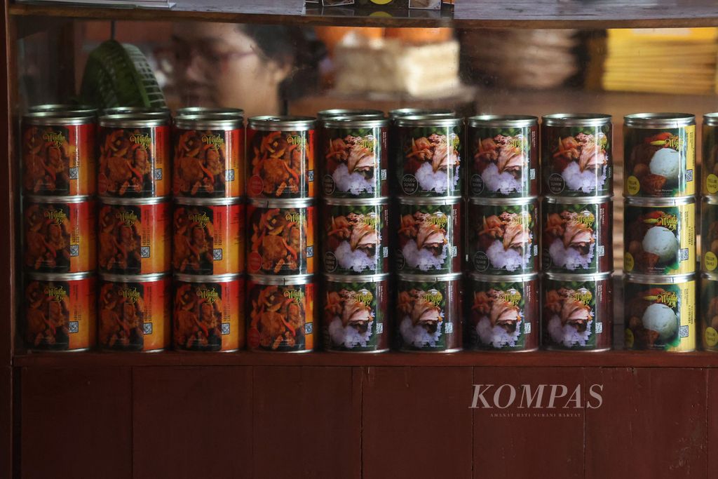 Gudeg dalam kemasan kaleng turut dijual di rumah makan Gudeg Yu Djum di kawasan Wijilan, Yogyakarta, Senin (8/5/2023). 