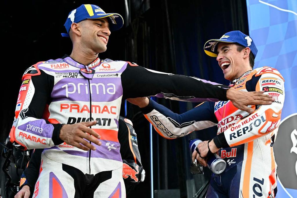 Pebalap Prima Pramac, Jorge Martin (kiri) ,dan pebalap Repsol Honda, Marc Marquez, melakukan selebrasi di atas podium setelah balapan sprint MotoGP seri Valencia di Sirkuit Ricardo Tormo, Valencia, Spanyol, Sabtu (25/11/2023). 