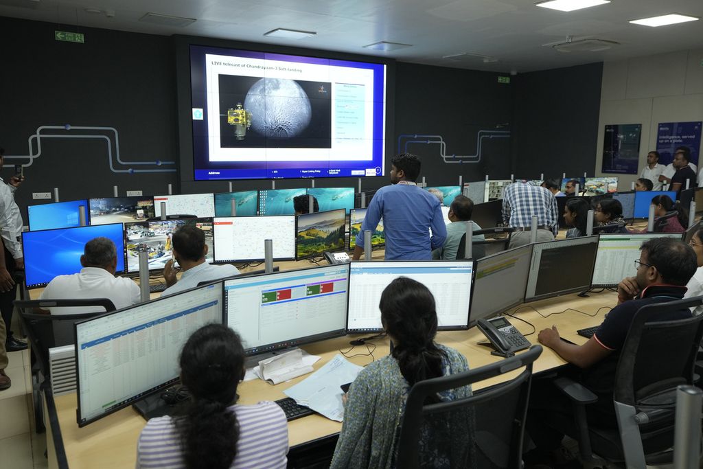 Sejumlah staf menyaksikan peristiwa bersejarah, mendaratnya misi ruang angkasa Chandrayaan-3 di dekat kutub selatan bulan, yang ditampilkan di layar televisi di Pusat Ruang Kendali Terintegrasi di Varanasi, India, Rabu (23/8/2023). Misi Chandrayaan-3 menjadi misi ruang angkasa pertama yang berhasil mendaratkan wahananya di dekat kutub selatan bulan. 