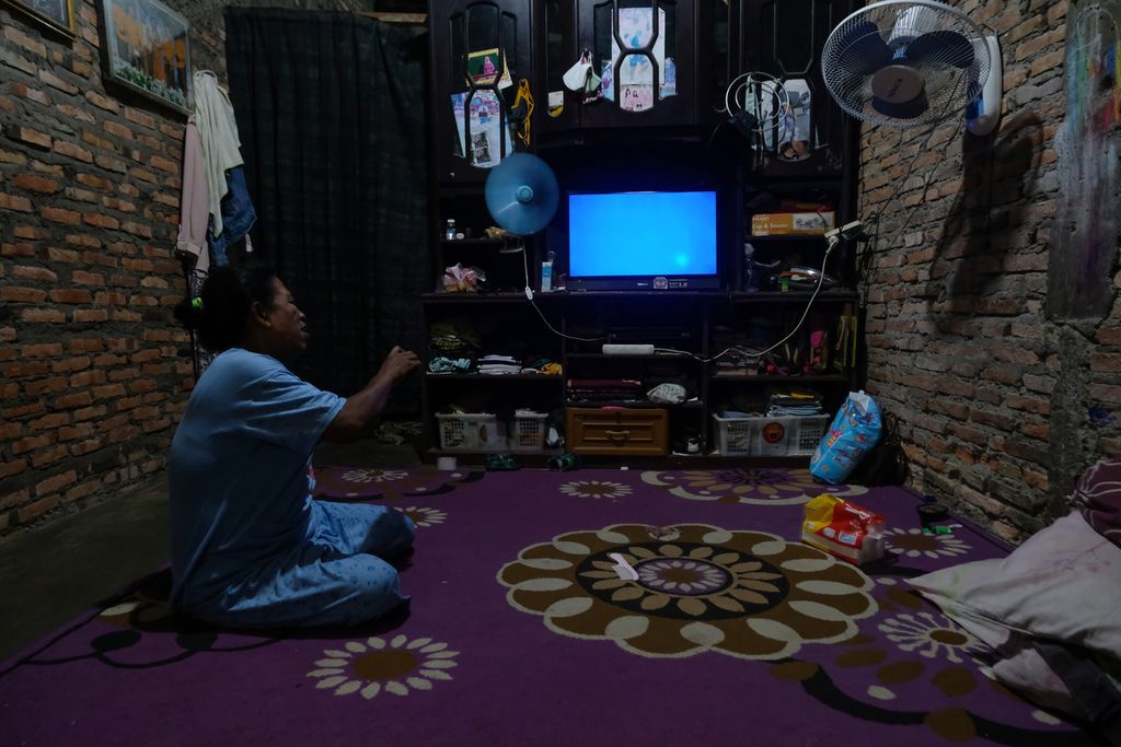 Televisi di salah satu rumah warga di Jalan Gelora 8, Jakarta, Kamis (3/11/2022), sudah tidak bisa lagi mengakses siaran analog. Kementerian Komunikasi dan Informatika mematikan siaran televisi analog pada Rabu (2/11/2022) sebagai upaya migrasi televisi analog menuju digital.