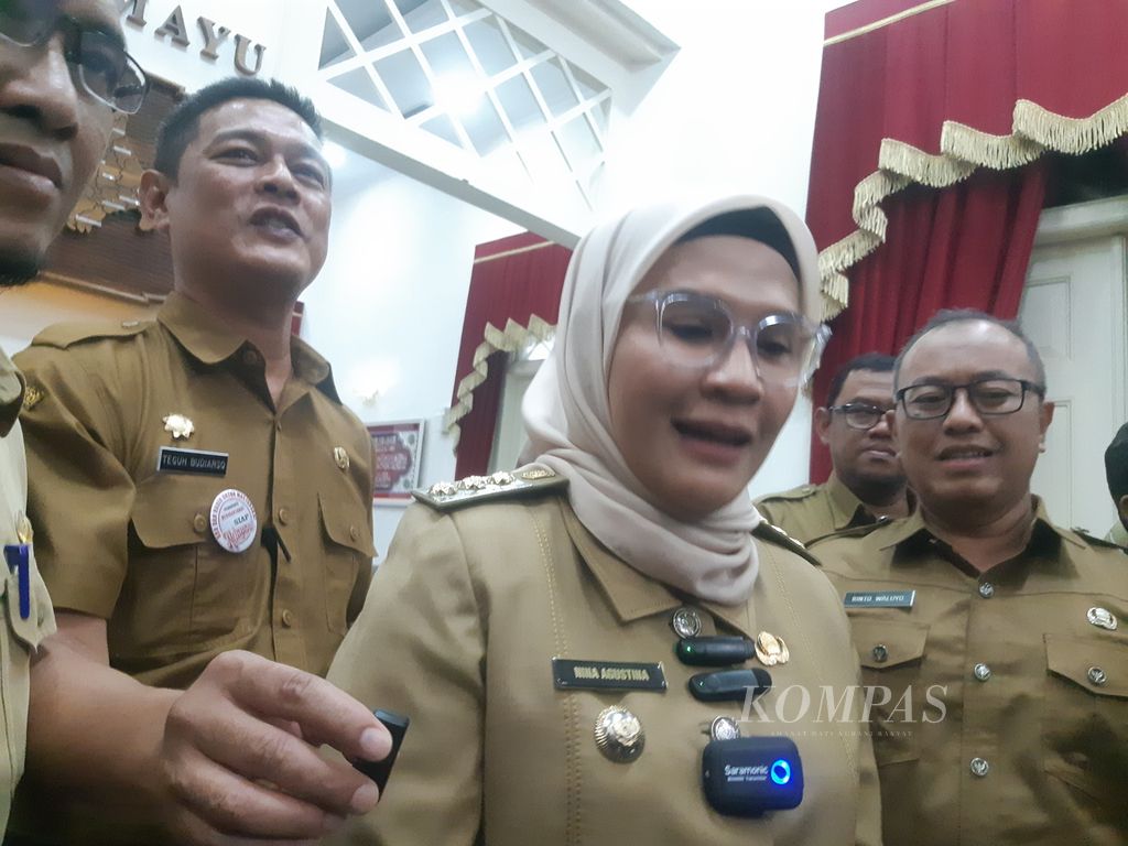 Bupati Indramayu Nina Agustina saat diwawancarai di Pendopo Indramayu, Jawa Barat, Senin (20/2/2023).