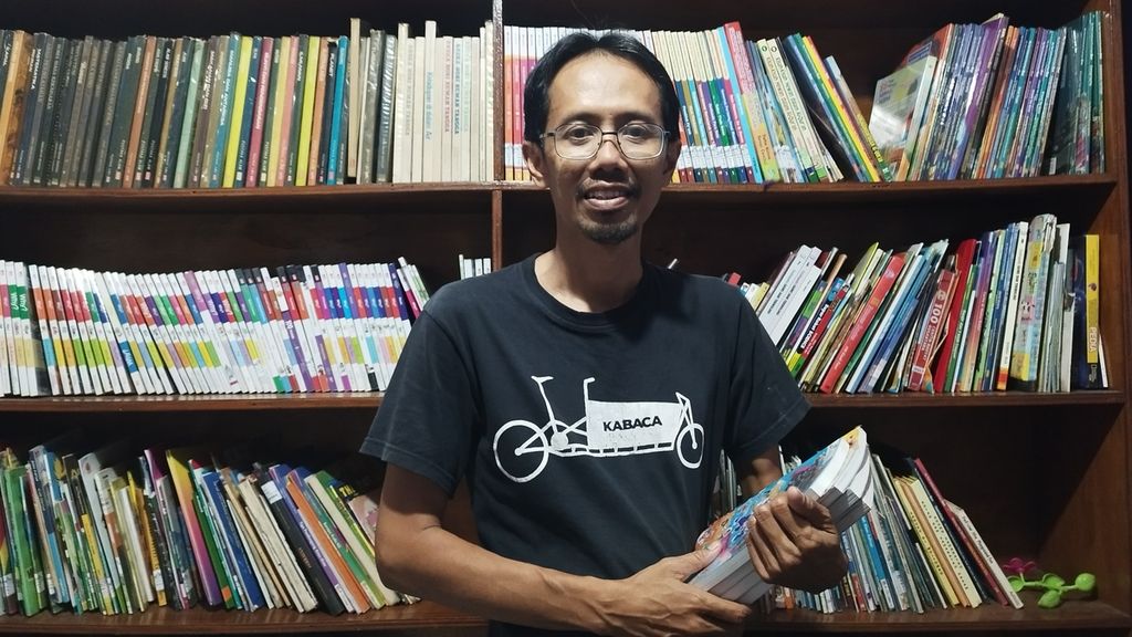 Edi Dimyati (43) pemilik Taman Baca Kampung Buku sekaligus penggagas sepeda kargo baca