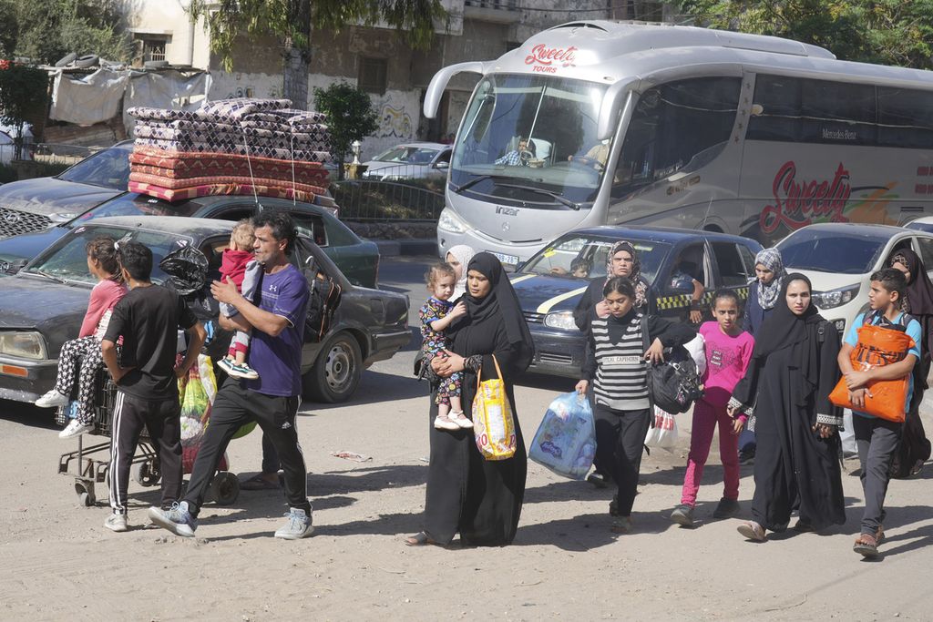 Warga Palestina mengungsi dari wilayah utara menuju wilayah selatan Gaza, Jumat (13/10/2023), setelah militer Israel mengeluarkan ultimatum pada warga sipil agar mengosongkan wilayah utara Gaza, sinyal kemungkinan Israel melancarkan serangan darat ke Gaza. 