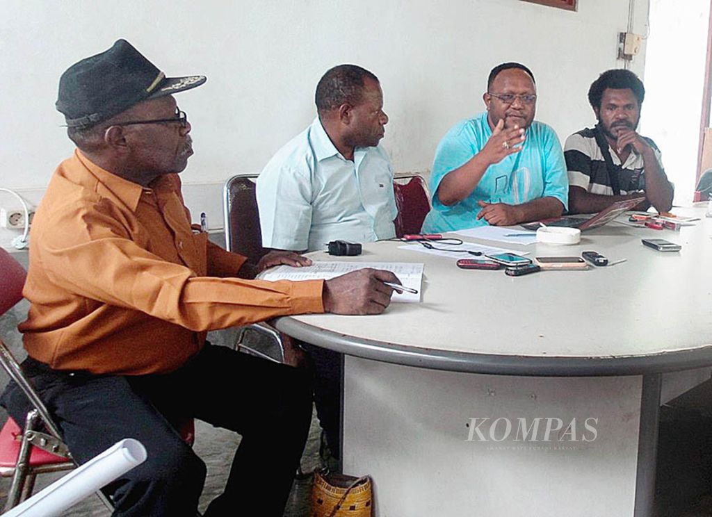Solidaritas Keluarga Korban Penembakan di Paniai menggelar kegiatan jumpa pers di Aliansi Demokrasi Papua, di Jayapura, Rabu (7/1/2015). Mereka menuntut pihak kepolisian dan Komnas HAM segera mengungkap tersangka dalam kasus pembunuhan empat warga di Lapangan Karel Gobay, pada 8 Desember 2014. 