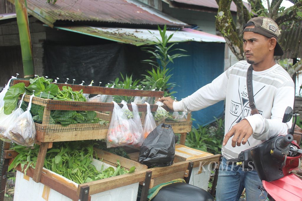 Vegetable uncle or vegetable seller who entered Kalumpang Village, Kapuas, Central Kalimantan, Tuesday (19/7/2022).
