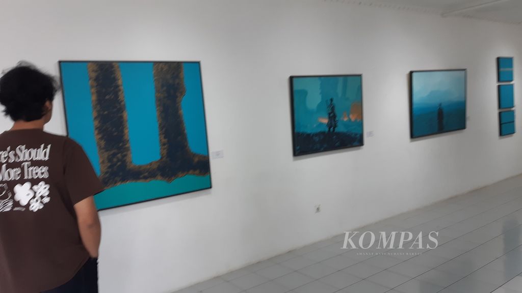 Pengunjung menikmati lukisan karya Christoper Alexander dalam pameran bersama bertajuk Cianjuran: Pameran Seni Rupa, Kamis (12/9/2024), di Taman Budaya Jawa Barat, Bandung.