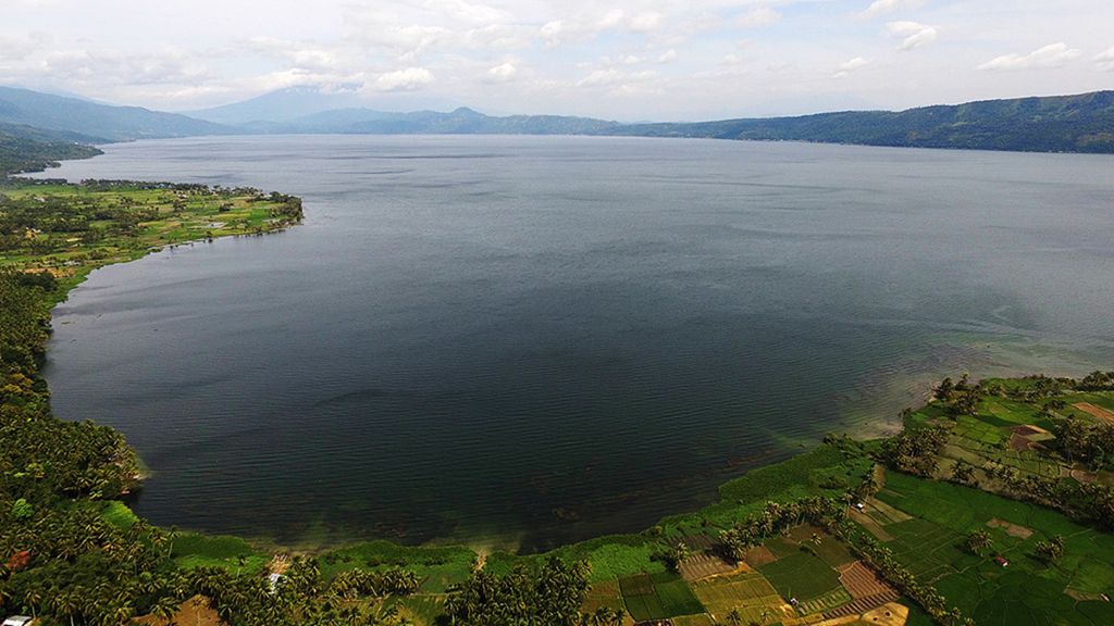 Salah satu sudut panorama Danau Singkarak terlihat dari ketinggian di Kecamatan Junjuang Sirih, Kabupaten Solok, Selasa (23/1).