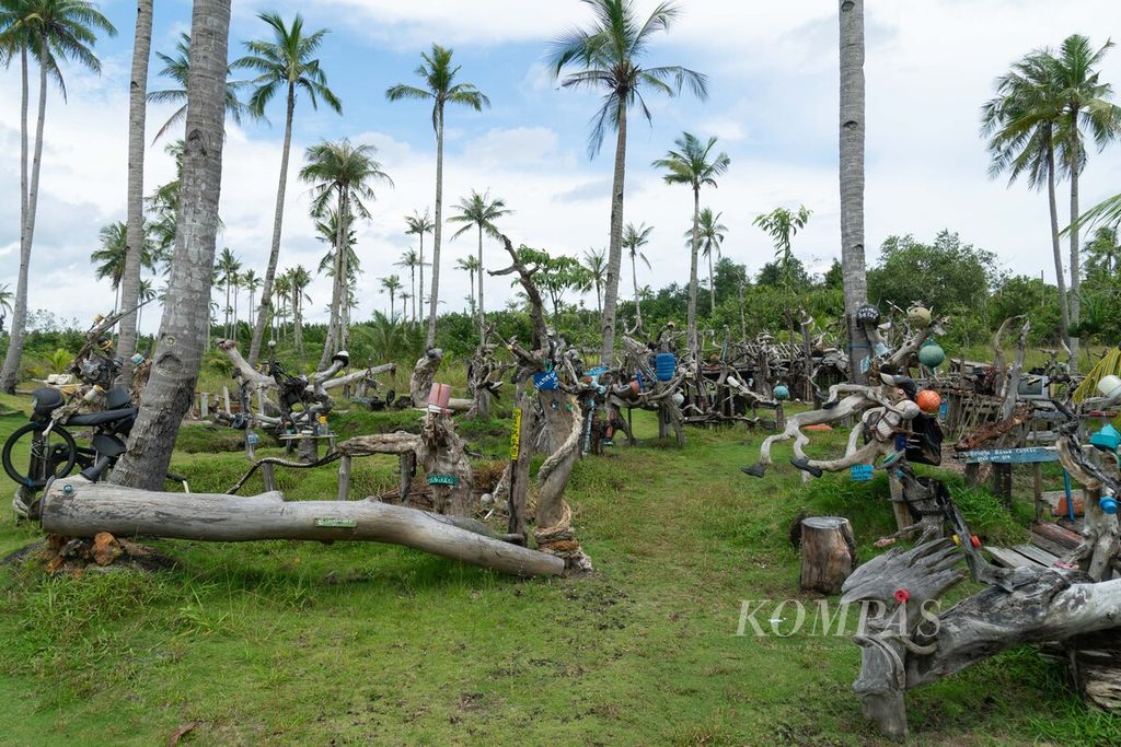 Pemandangan di Istana Ahmadun yang terbuat dari sampah-sampah yang dikumpulkan dari pantai sekitar Desa Pengudang, Kecamatan Teluk Sebong, Bintan, Kepulauan Riau, Rabu (20/10/2021).