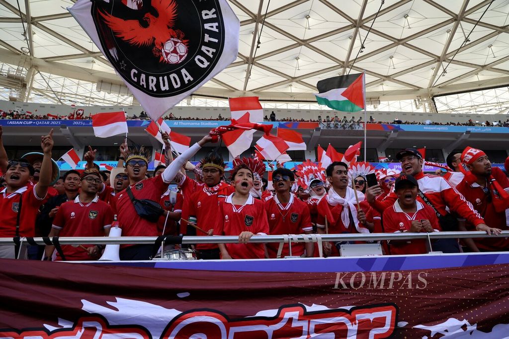 Aksi suporter diaspora Indonesia di Qatar saat mendukung tim Indonesia melawan Jepang pada pertandingan penyisihan terakhir Grup D Piala Asia 2023 di Stadion Al Thumama, Doha, Qatar, Rabu (24/1/2024). Mereka bersiap memberikan dukungan penuh saat Garuda melawan Australia.