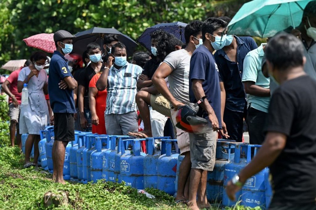 Warga mengantre untuk membeli tabung gas elpiji  di Rathgama,  Sri Lanka, 27 Maret 2022. Krisis ekonomi dengan utang luar negeri yang menggunung telah membuat Sri Lanka bangkrut sehingga kehidupan warga semakin sulit.