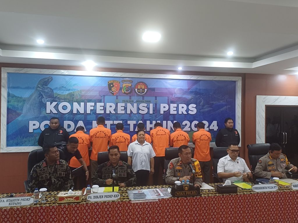 Keterangan pers di Polda NTT di Kupang, Senin (13/5/2024). Kiri ke kanan, Kepala Stasiun Pengawasan Sumber Daya Kelautan dan Perikanan Kupang Kementerian Kelautan dan Perikanan Dwi Santoso Wibowo, Plt Direktur Jenderal Pengawasan Sumber Daya Kelautan dan Perikanan Kementerian Kelautan dan Perikanan Pung Nugroho Saksono, Wakapolda NTT Brigjen (Pol) Awi Setiyono, Direktur Reskrimum Polda NTT Kombes Patar Silalahi, dan Kabid Humas Polda NTT Kombes Ariasandy. Ketujuh tersangka dihadirkan di belakang para pembicara.