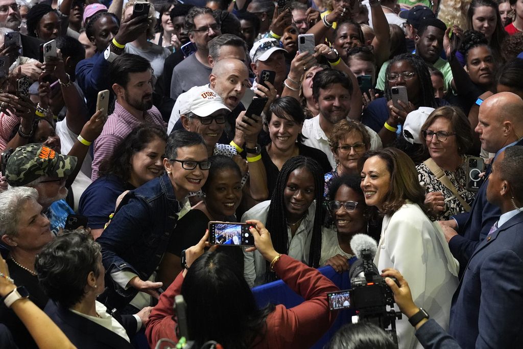 Calon presiden dari Partai Demokrat, Wakil Presiden Kamala Harris, berpose untuk foto di sebuah rapat umum kampanye di Savannah, Georgia, Kamis, 29 Agustus 2024. 