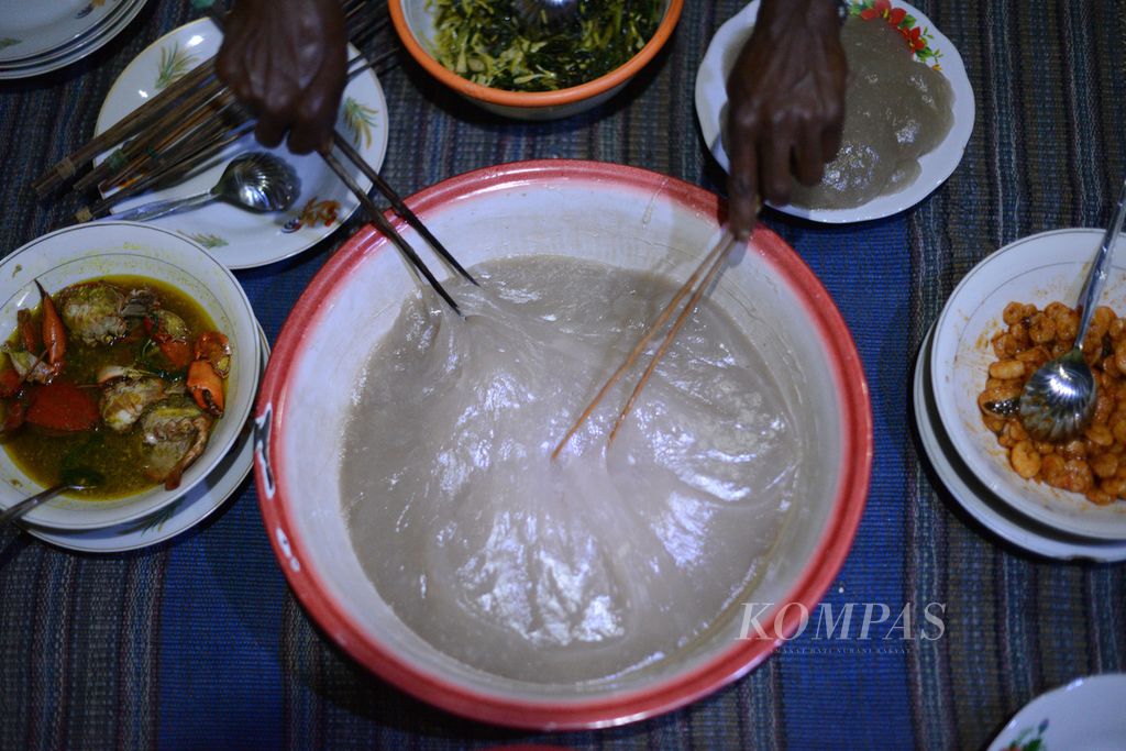 Seorang warga bersiap menyantap hidangan papeda yang terbuat dari sagu di Kampung Sira, Sorong Selatan, Papua Barat, Selasa (8/6/2021). 