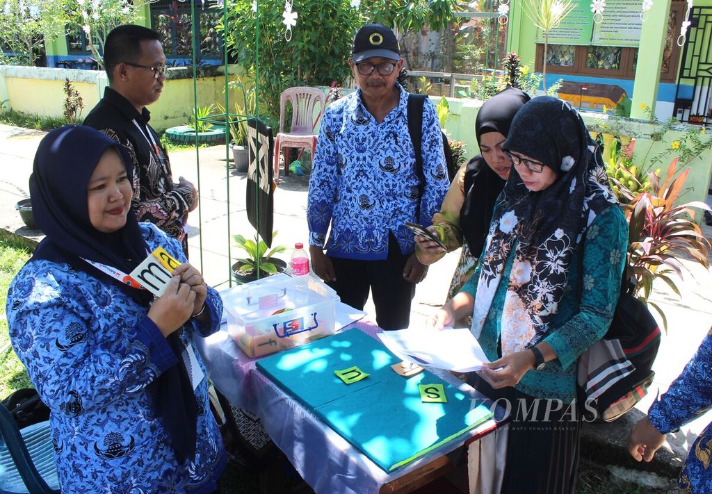Seorang guru menjelaskan pemanfaatan kartu huruf dalam pembelajaran di Festival Belajar Kabupaten Muara Enim, Sumatera Selatan, Sabtu (17/6/2023). 