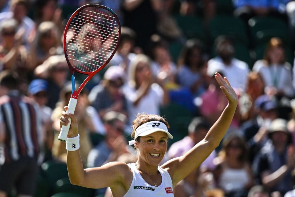 Tatjana Maria (Jerman) merayakan kemenangannya atas Maria Sakkari (Yunani) seusai laga babak ketiga turnamen tenis Grand Slam Wimbledon di All England Tennis Club, Wimbledon, London, 1 Juli 2022. 