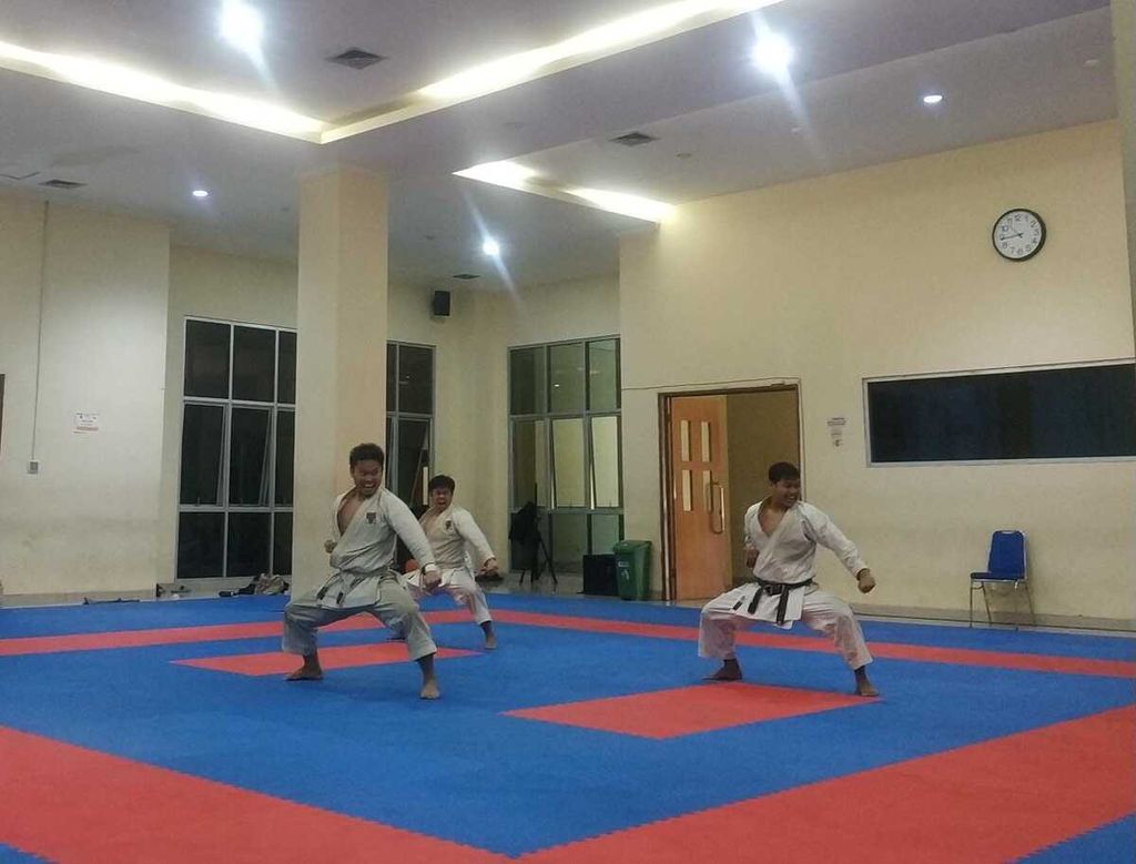 Persiapan tim karate nomor beregu putra menjelang SEA Games 2023. Mereka berlatih secara intensif di GOR Benhil Jakarta, Selasa (25/4/2023).