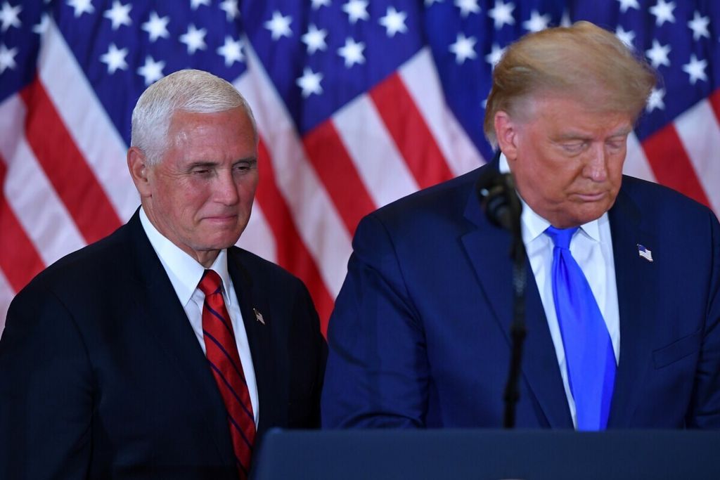 Presiden Amerika Serikat 2017-2021 Donald Trump (kanan) bersama Wakil Presiden Mike Pence di Washington DC pada 4 November 2020.  