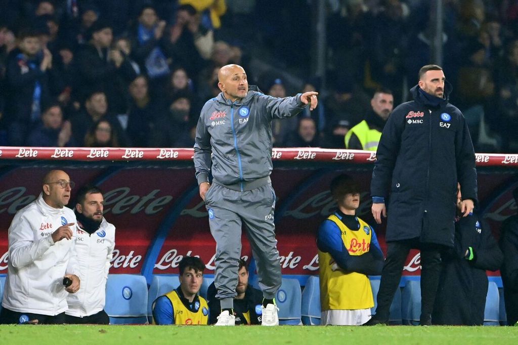 Pelatih Napoli Luciano Spalletti memberi instruksi kepada para pemain dalam pertandingan Liga Italia antara Napoli dan Juventus di Stadion Diego Maradona di Napoli, Sabtu (14/1/2023). Napoli mengalahkan Juventus, 5-1. 