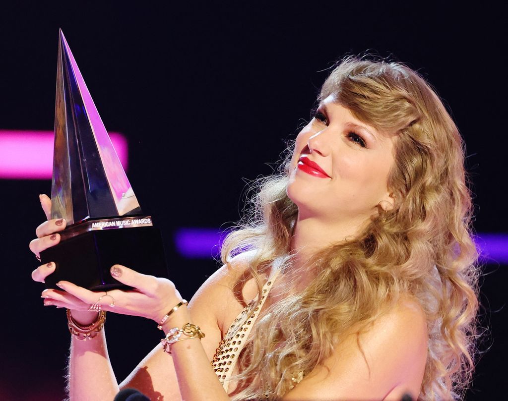  Penyanyi asal AS, Taylor Swift, berpose dengan enam piala dari American Music Awards ke-50 yang berlangsung di Microsoft Theatre, Los Angeles, California, Minggu (20/11/2022) malam waktu AS. 