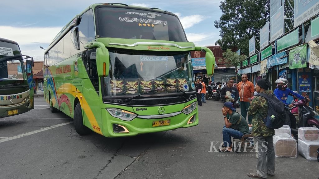 Arus mudik penumpang pada H-7 jelang Lebaran di Terminal Bus Cicaheum, Kota Bandung, Rabu (3/4/2024). Para pemudik memilih pulang lebih awal untuk merayakan Lebaran di kampung halamannya demi menghindari kemacetan.