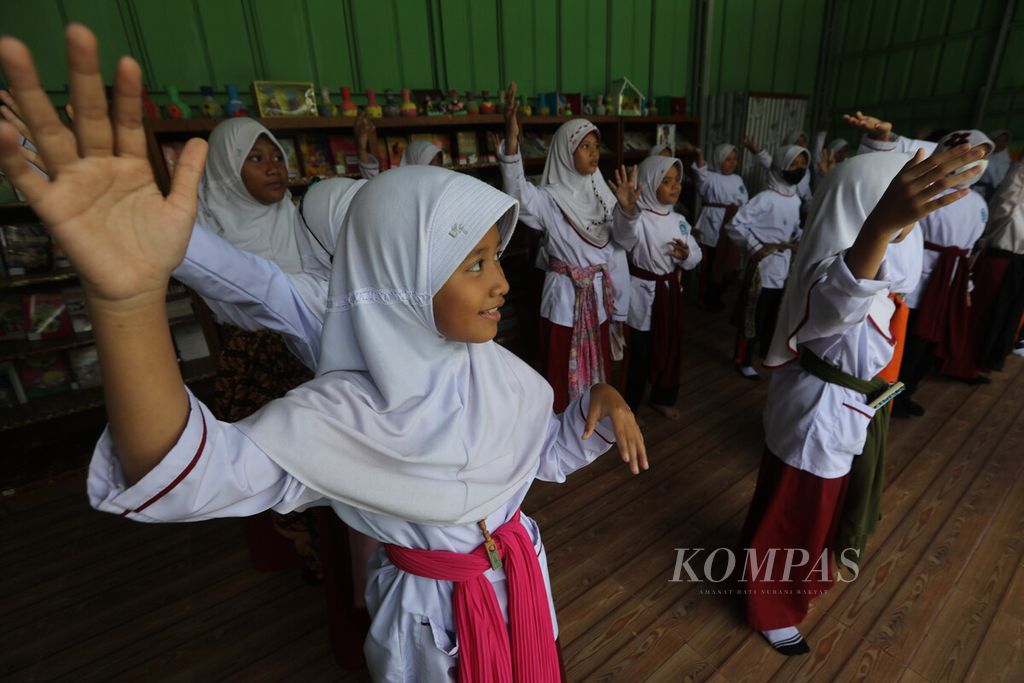 Siswa SDN 07 Ujung Menteng, Jakarta Timur, berlatih menari sebagai implementasi dari penanaman karakter dalam Kurikulum Merdeka Belajar, Jumat (12/5/2023). Sekolah menerapkan kegiatan Proyek Penguatan Profil Pelajar Pancasila (P5) dengan berbagai aktivitas tema yang menarik, di antaranya dengan mengenal budaya daerah masing-masing seperti berlatih tarian tradisional.  