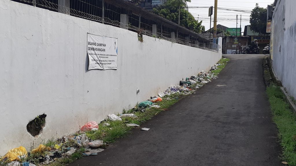 Tumpukan sampah di pinggir jalan tampak di Kelurahan Purwokerto Kidul, Kabupaten Banyumas, Jawa Tengah, Rabu (15/2/2023).