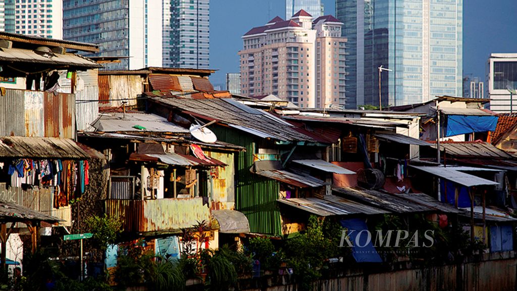 Hunian warga kontras dengan gedung pencakar langit di bantaran Kali Krukut di Bendungan Hilir, Tanah Abang, Jakarta Pusat, Jumat (17/11/2017). 
