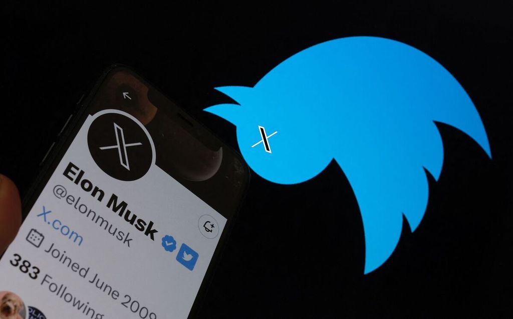 Logo burung Twitter dalam posisi terbalik dan berada di dekat tampilan layar akun Twitter milik Elon Musk dengan logo baru media sosial itu, yakni "X", 24 Juli 2023. Musk merupakan pemiik Twitter. 