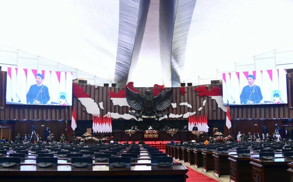 Presiden Joko Widodo berpidato pada Sidang Tahunan MPR RI Tahun 2021 dan Sidang Bersama DPR RI dan DPD RI dalam rangka HUT Ke-76 Republik Indonesia di Ruang Rapat Paripurna, Gedung Nusantara MPR/DPR/DPD RI, Senin (16/8/2021).