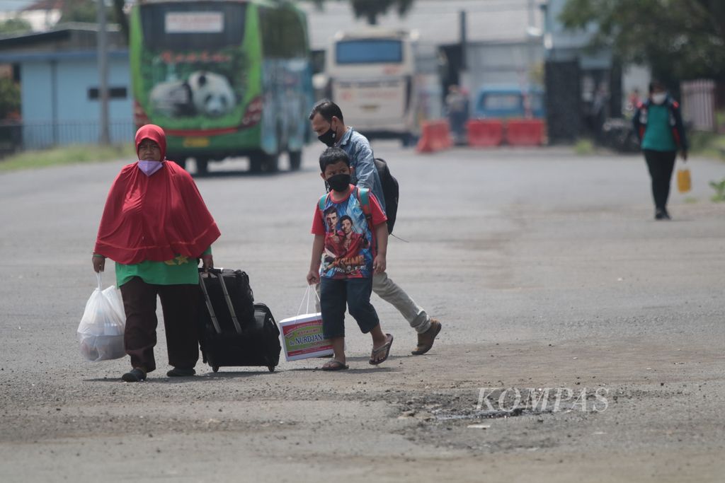 Pemudik datang di Terminal Arjosari, Malang, Sabtu (23/4/2022). Saat ini tingkat kedatangan pemudik di Terminal Arjosari belum mengalami lonjakan berarti.