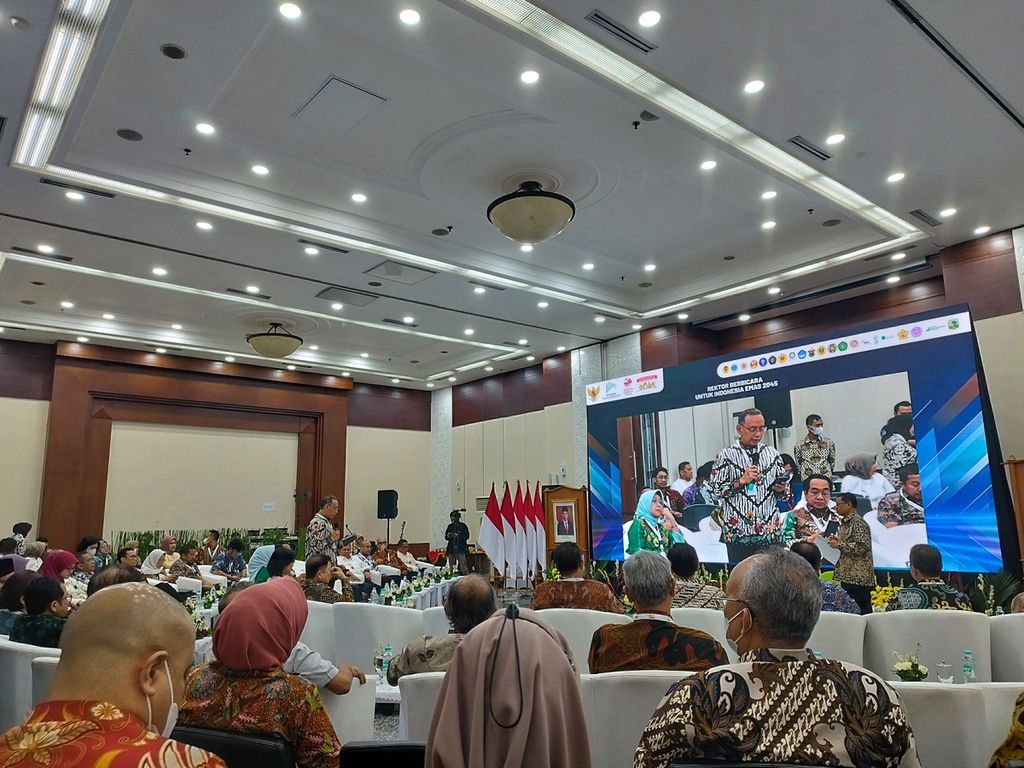 Ketua Forum Rektor Indonesia sekaligus Rektor Universitas Airlangga Mohammad Nasih memberikan masukan dalam diskusi terbatas bertajuk "Rektor Berbicara untuk Indonesia Emas 2045", di Jakarta, Selasa (6/6/2023).