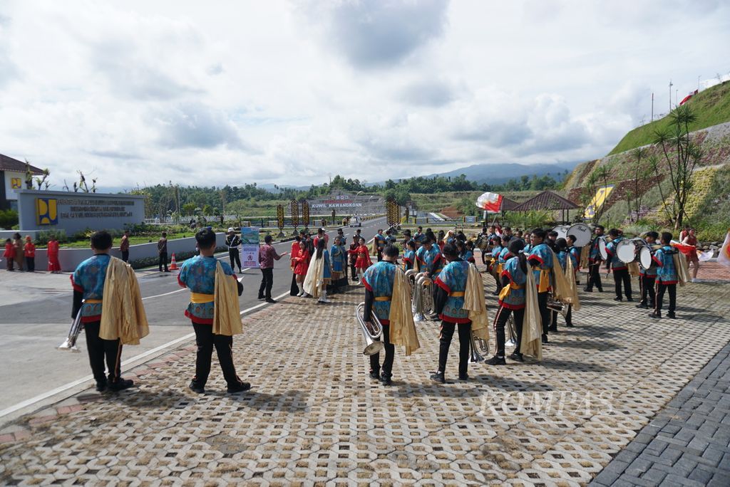<i>Marching band</i> SMA St Nikolaus Lokon, Tomohon, bersiap menyambut Presiden Joko Widodo di depan kantor unit pengelola Bendungan Kuwil Kawangkoan, Kamis (19/1/2023), di Kecamatan Kalawat, Minahasa Utara, Sulawesi Utara. Presiden meresmikan bendungan itu setelah pembangunan selama enam tahun.