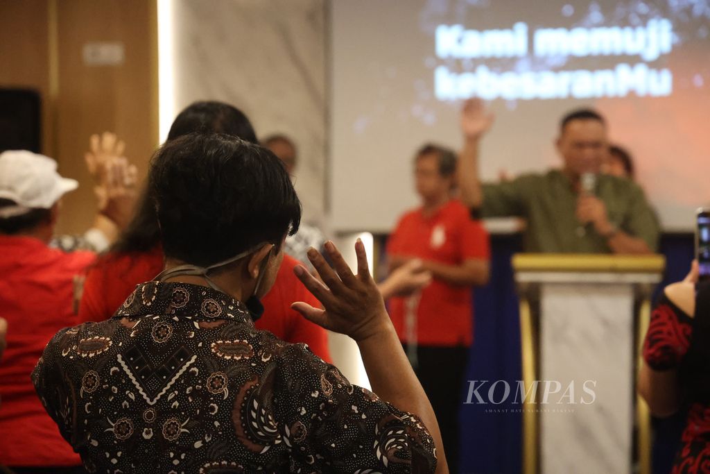 A number of transgender Christians take part in the worship service of the Prayer Fellowship in the Way of God's Light at a hotel in Yogyakarta, Friday (22/7/2022).
